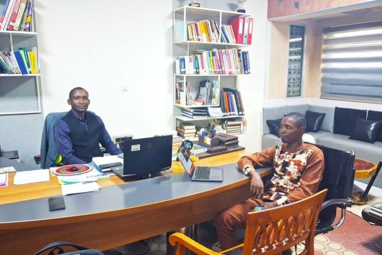 Donas Hinson H., Directeur Général de Shadow, et Monsieur Mansour Adji, Directeur Général de l'Agence AMAA Architecture, autour de leur collaboration en identité visuelle depuis 2019.