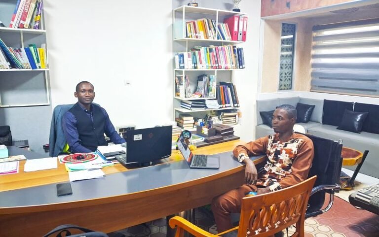 Donas Hinson H., Directeur Général de Shadow, et Monsieur Mansour Adji, Directeur Général de l'Agence AMAA Architecture, autour de leur collaboration en identité visuelle depuis 2019.