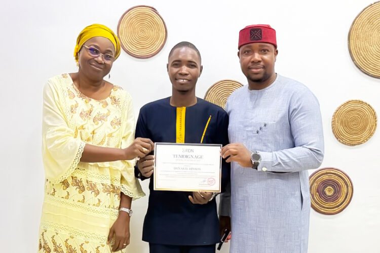 Donas Hinson H., Directeur Général de Shadow, recevant son témoignage de satisfaction du projet GWANI au Centre Digital Samaria, aux côtés de Mme Maimouna (ADN) et M. Wahid Rabiou.