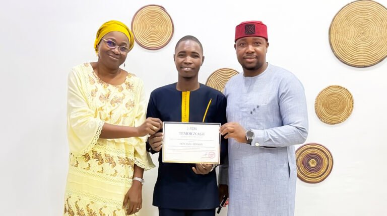 Donas Hinson H., Directeur Général de Shadow, recevant son témoignage de satisfaction du projet GWANI au Centre Digital Samaria, aux côtés de Mme Maimouna (ADN) et M. Wahid Rabiou.